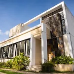 Villa Angelou - Sunlit Beach Getaway With Pool And Wifi