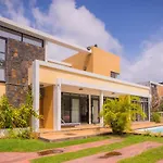 Villa Simone: Sunlit Beach Getaway W/ Pool + Wifi