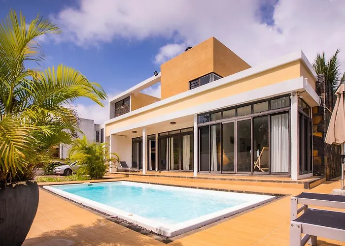 Villa Simone: Sunlit Beach Getaway W/ Pool + Wifi