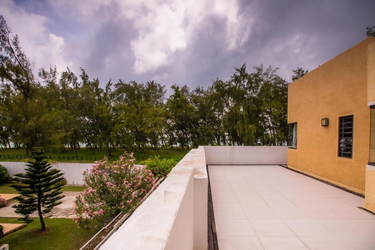 Simone: Sunlit Getaway W/ Pool + Wifi Belle Mare