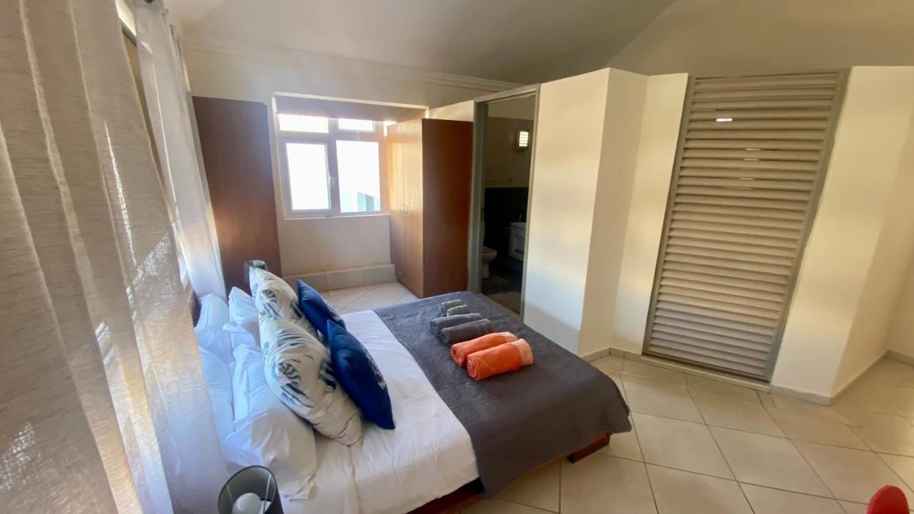 Dove Court Penthouse, Flic en Flac