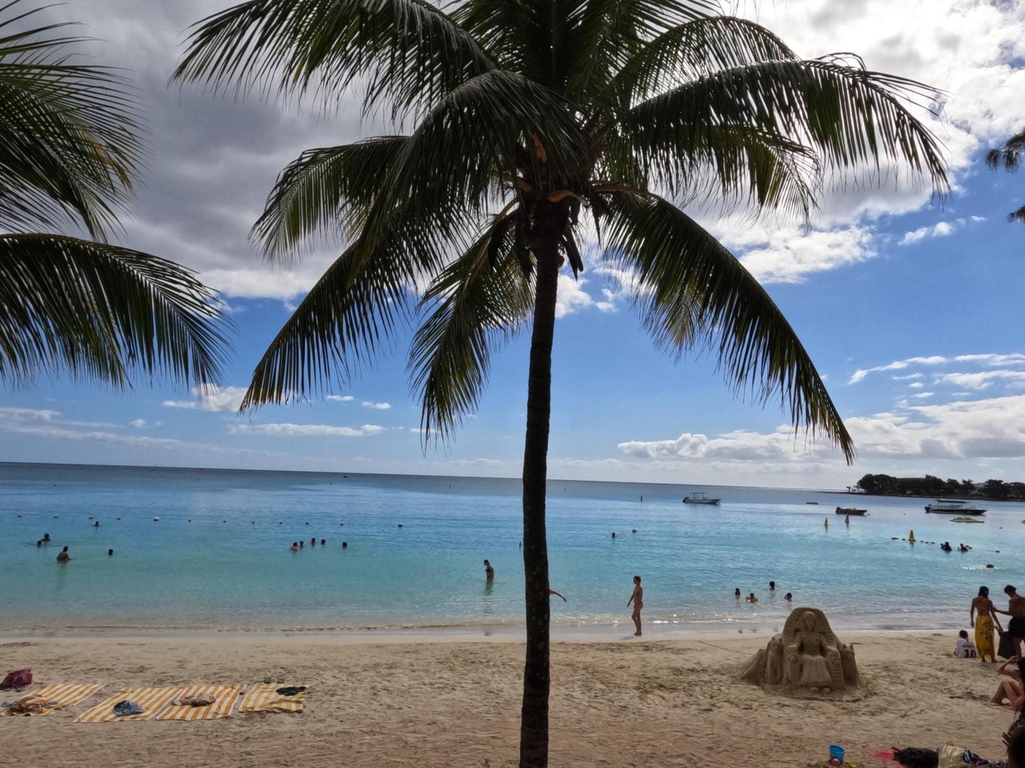 Beachfront Pereybere - Azur Complex Apartment *