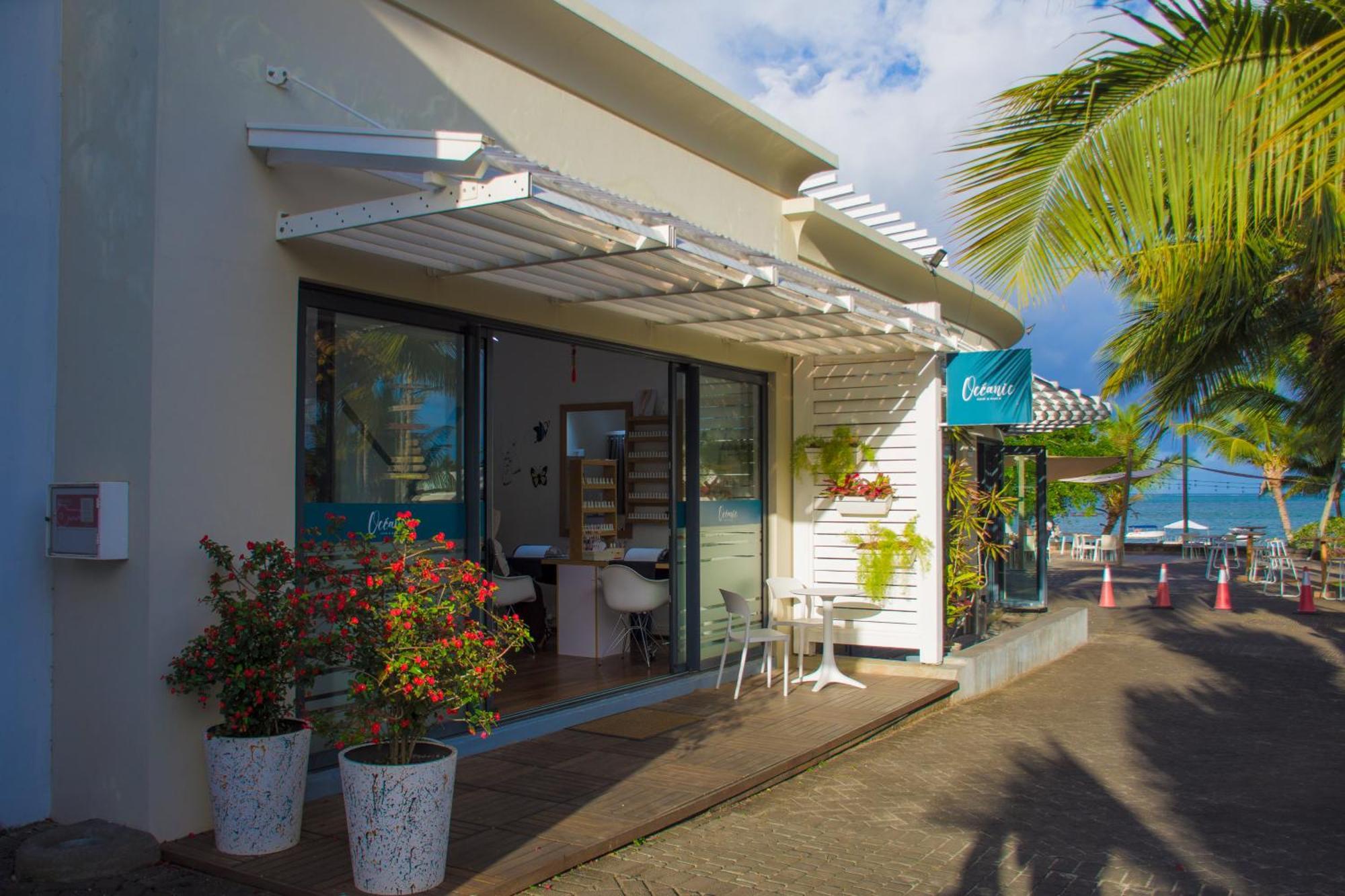 Azuri Apartment With Beach, Pools, Gym, Golf, Shops, Restaurants, Spa, Boat Activities, Tennis &Paddle Court, Kids Corner Apartment Roches Noires