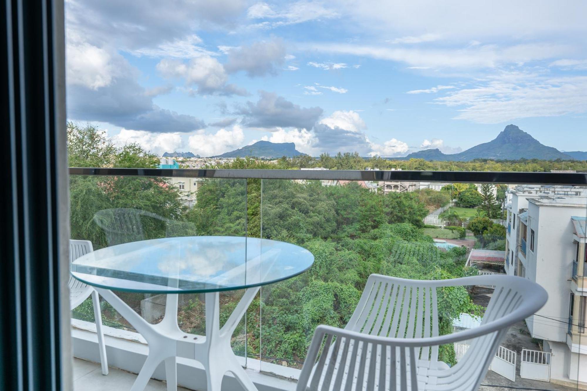 Oceanic Escape Beachfront Apartamento