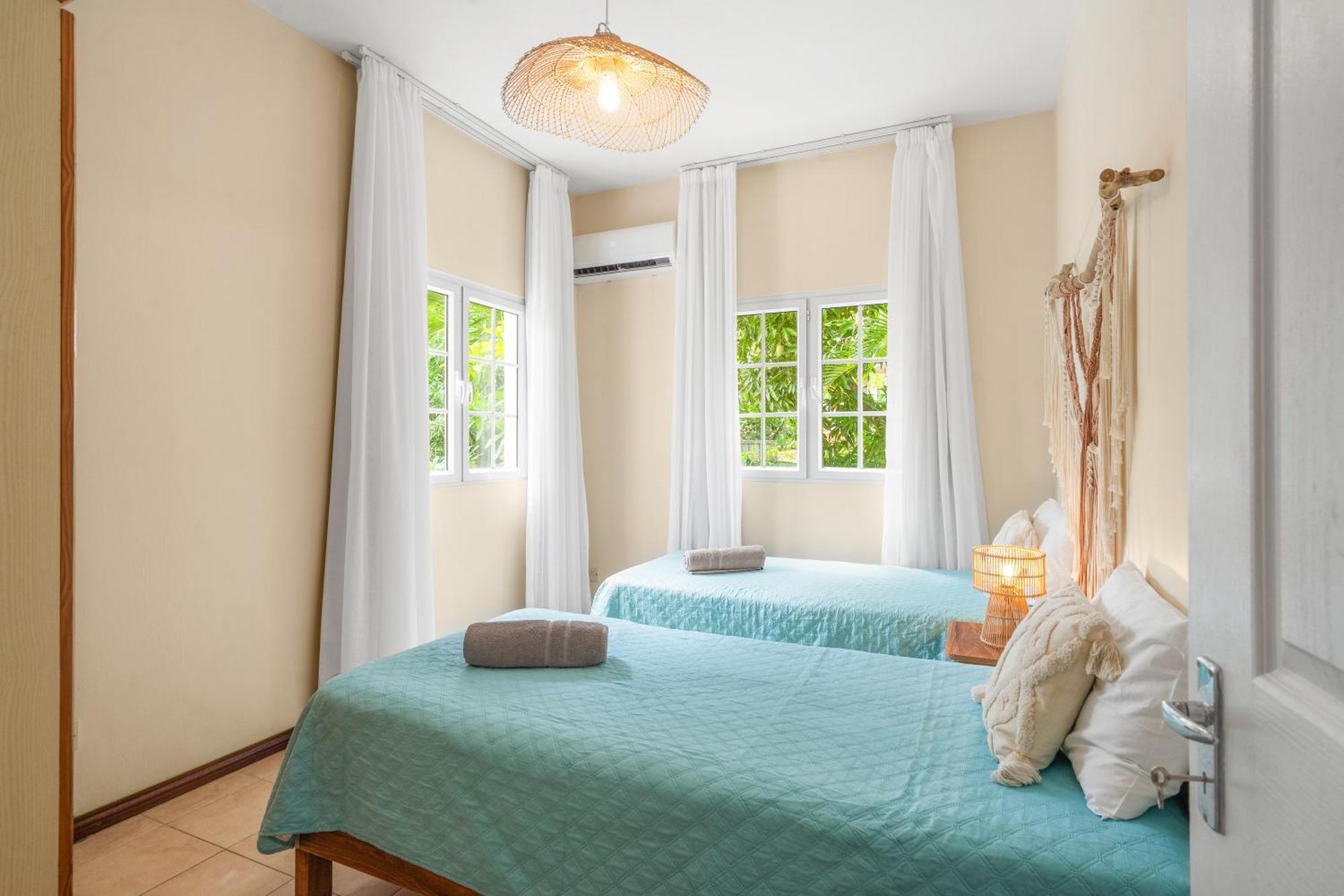 Lakaz Del Sol - Modern And Elegant With Luxurious Garden, Pool And Barbecue Area - Tourism Permit Certified