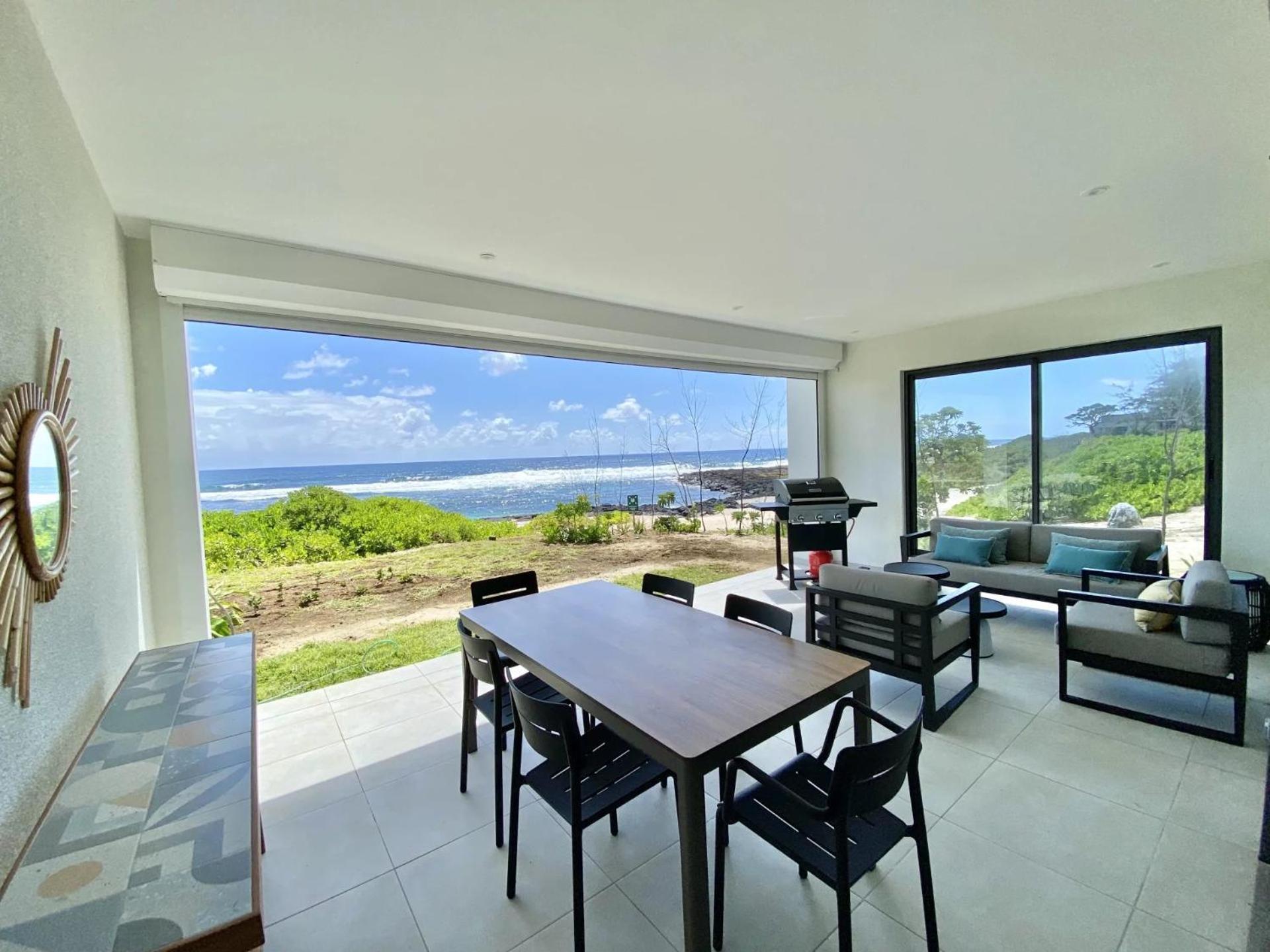 Beachfront Luxury 3 Bedrooms Apartment *