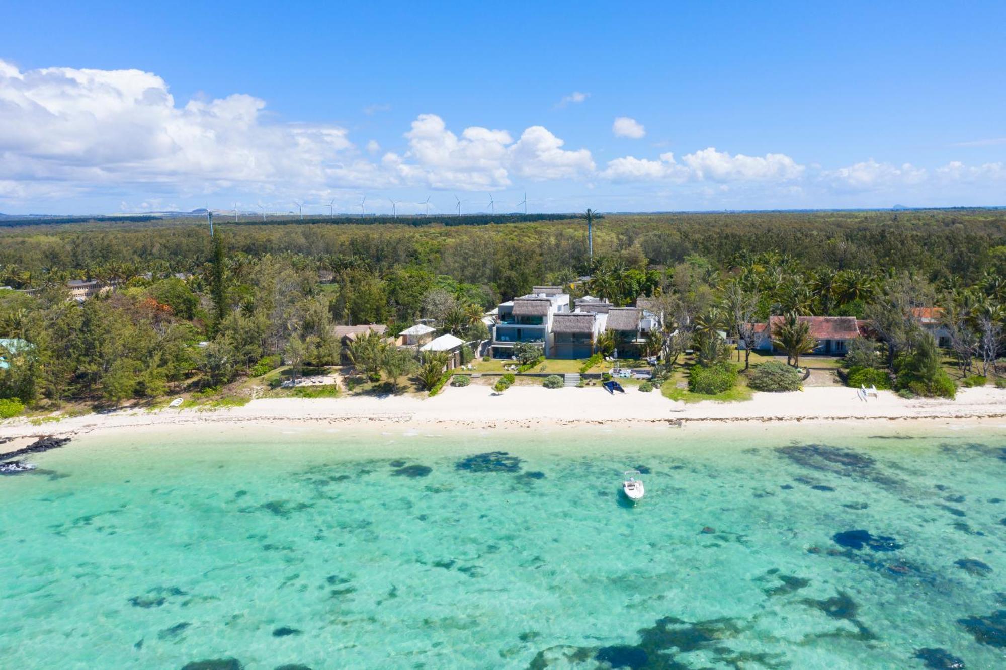 Beachfront & Pool Apartment *