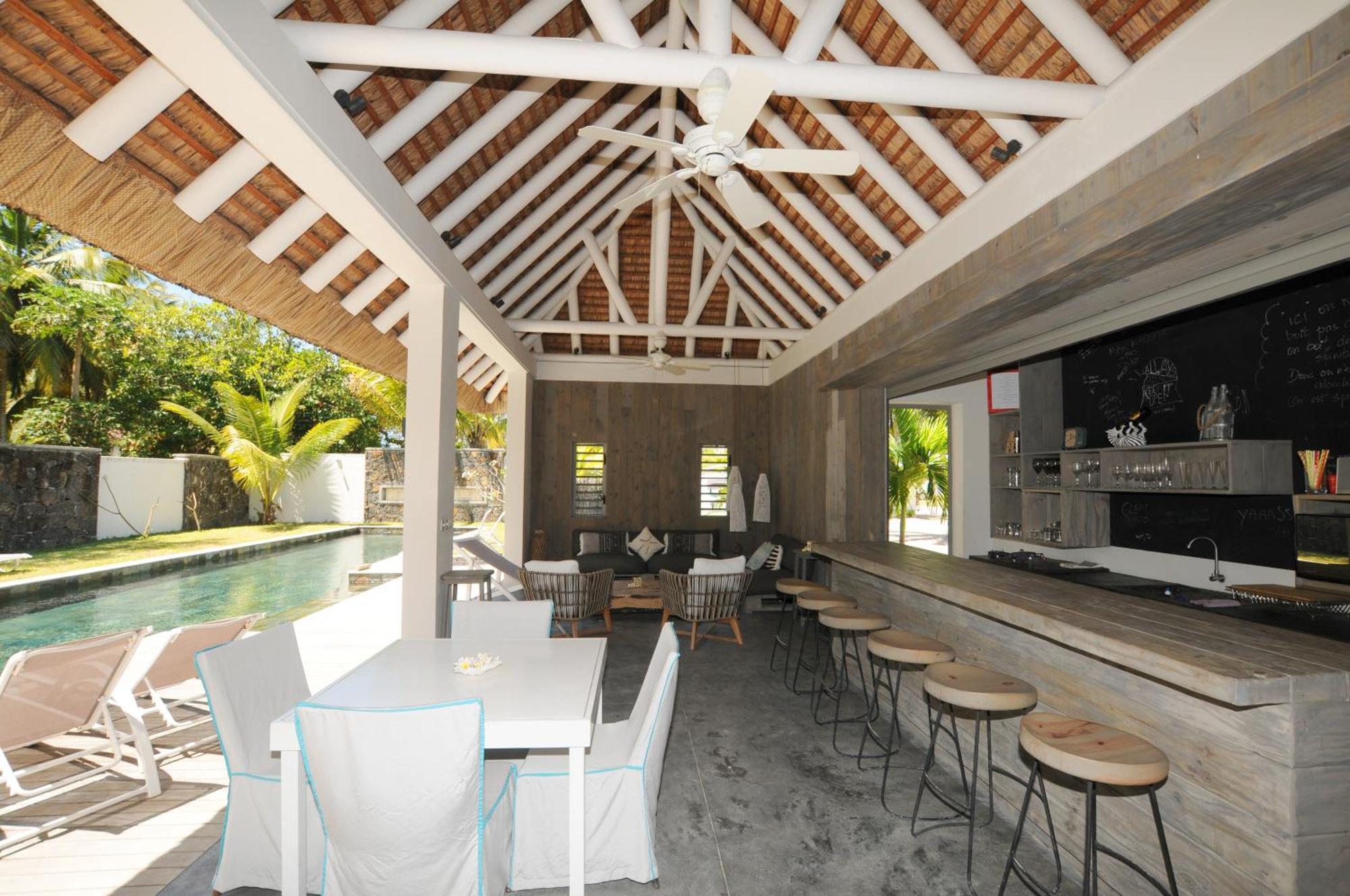 Beachfront & Pool Apartment Poste Lafayette