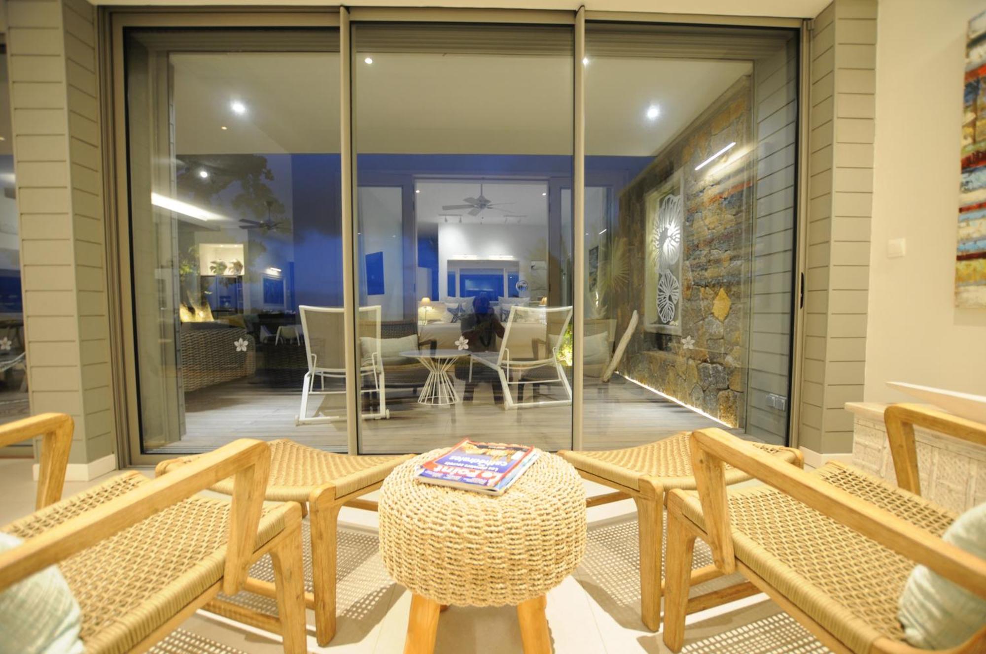 Beachfront & Pool Apartment