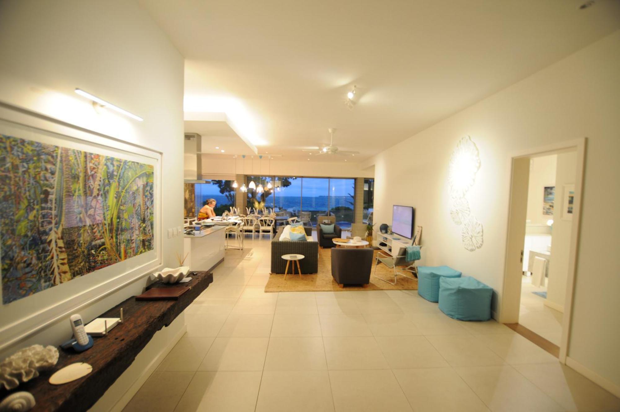 Beachfront & Pool Apartment *