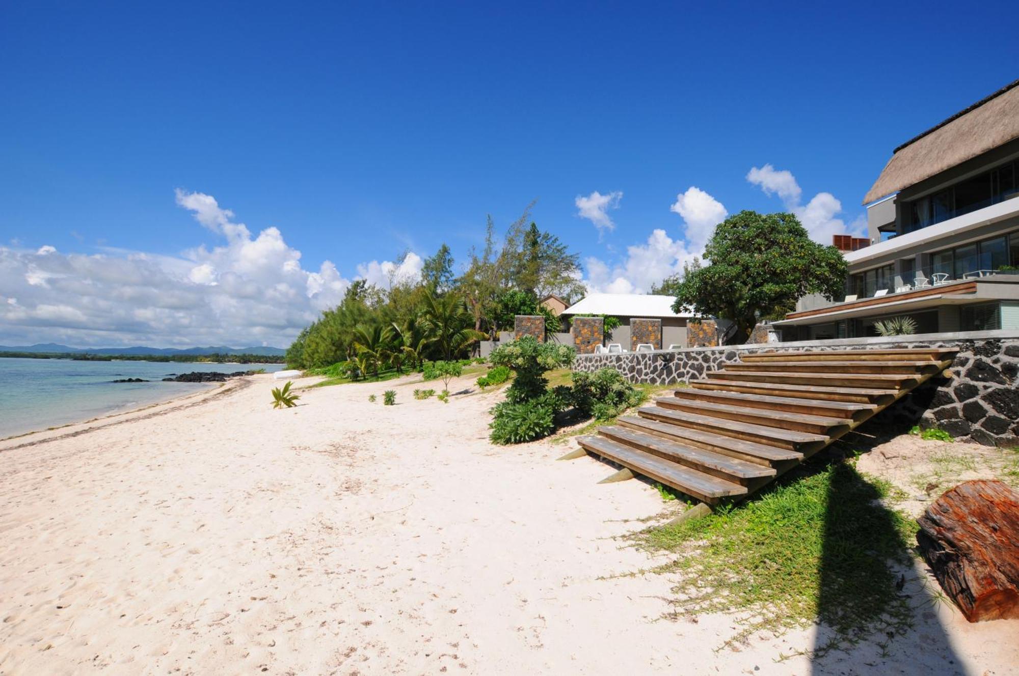 Beachfront & Pool Apartment