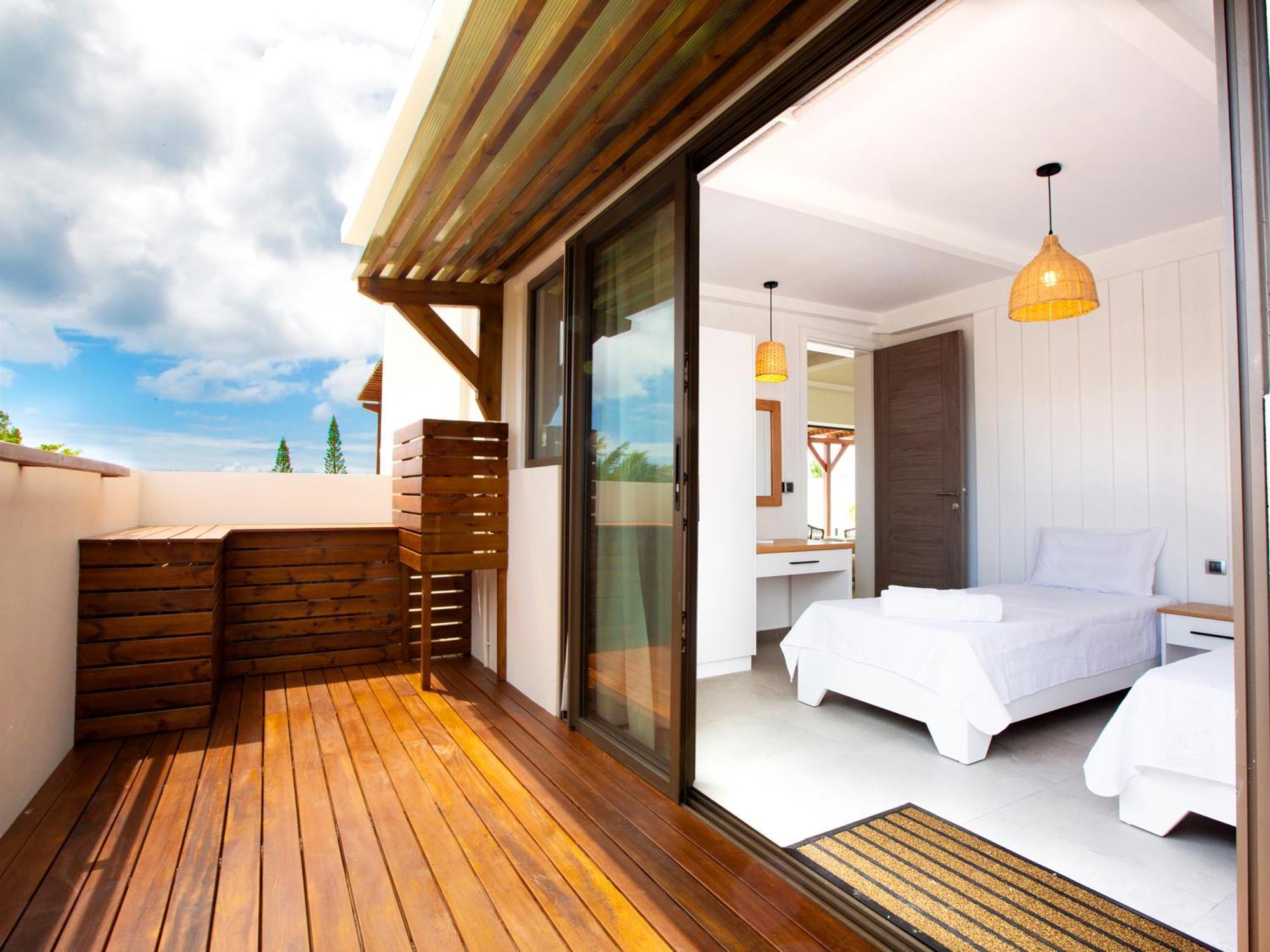 Penthouse De La Plage, Private Lift Apartment *