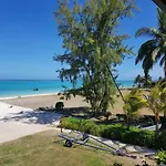 Summer Breeze - Beachfront - 3 Bedrooms Suite
