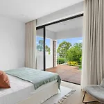 Luxury Apartment With Private Pool By Sealodge