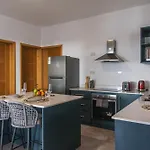 Cozy Penthouse - Near Restaurants And Beaches