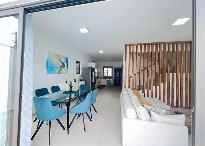 Azure 4 Bedrooms Haven Retreat: Where Tranquility Meets Turquoise Waters, Flic En Flac Mauritius