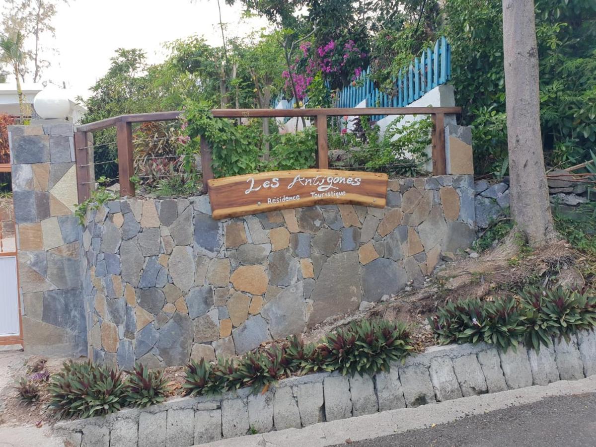 Les Antigones Port Mathurin