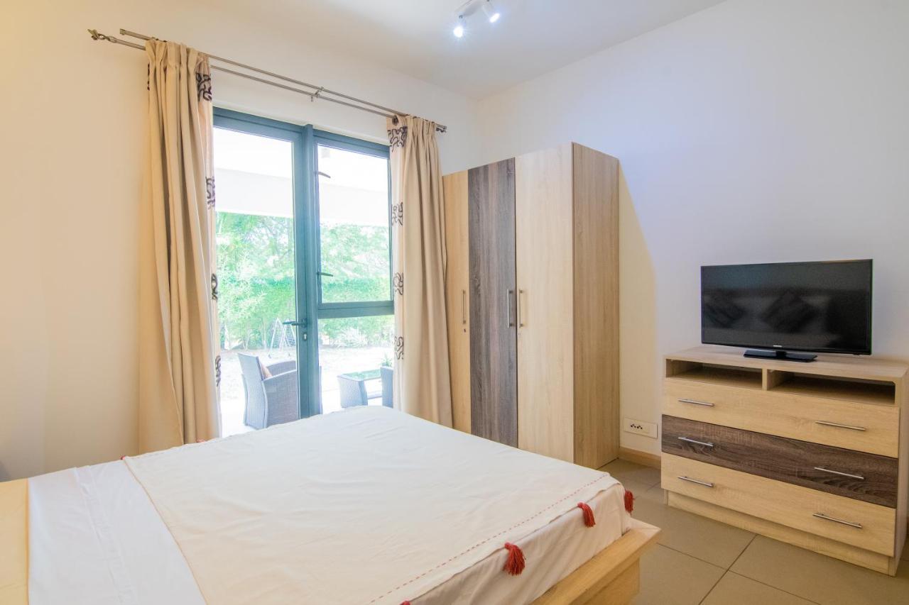 Azuri Ocean Village - Elegant 3-bedroom With Private Garden, & Pool Access In Holiday home Roches Noires