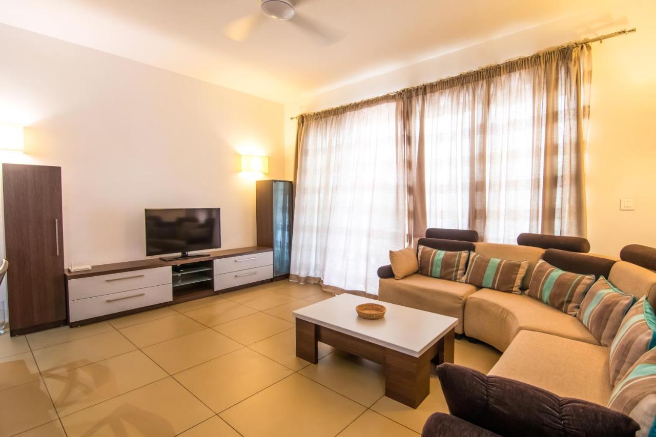 Azuri Ocean Village - Elegant 3-bedroom With Private Garden, & Pool Access In Holiday home Roches Noires