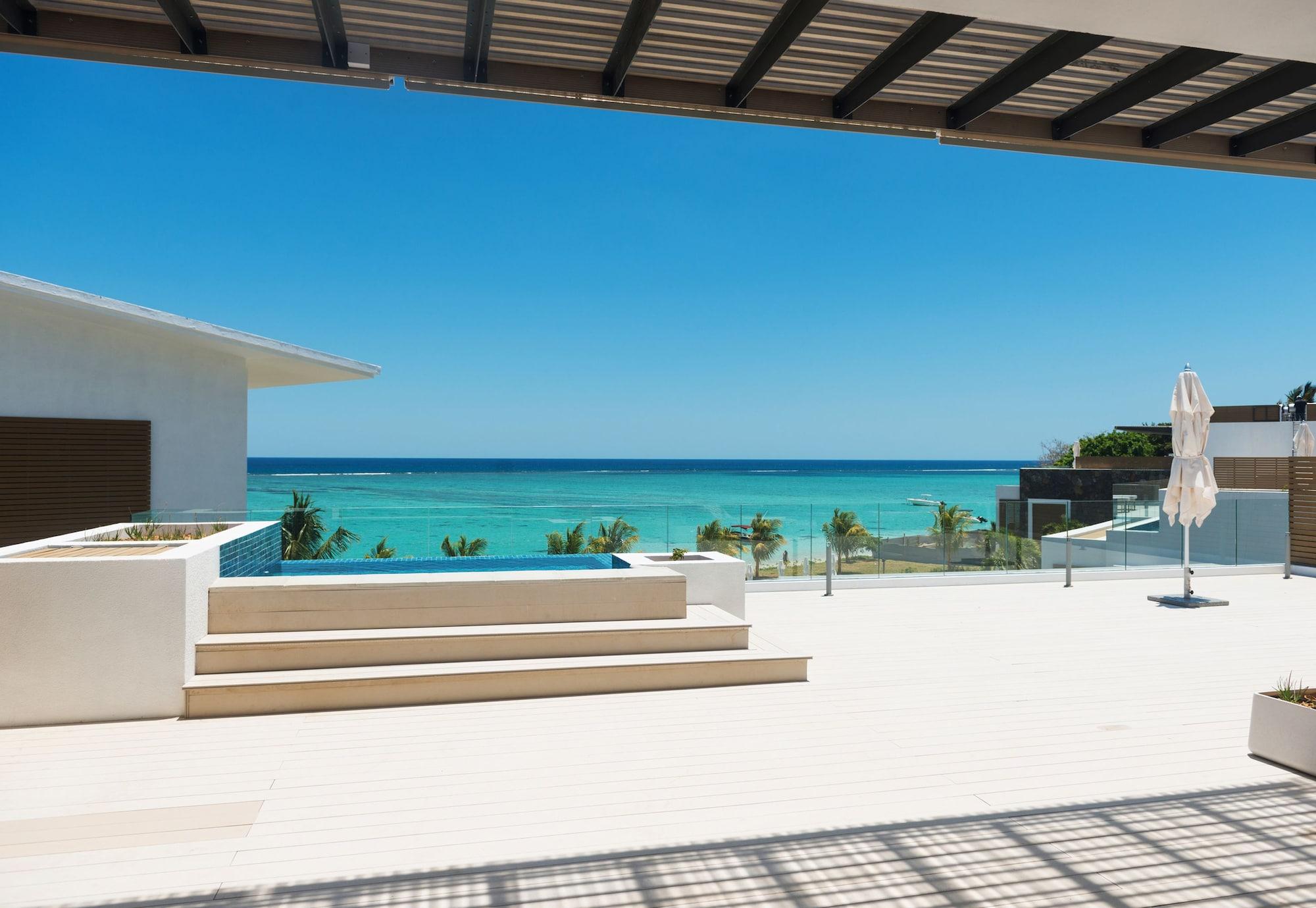 Cap Ouest: Luxury Beachfront Flic en Flac