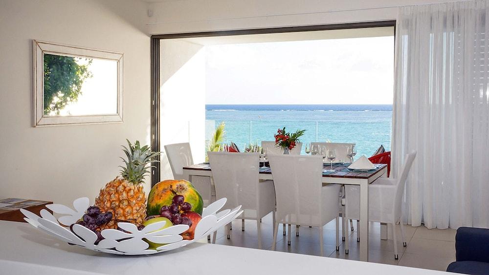 Cap Ouest: Luxury Beachfront Apartment