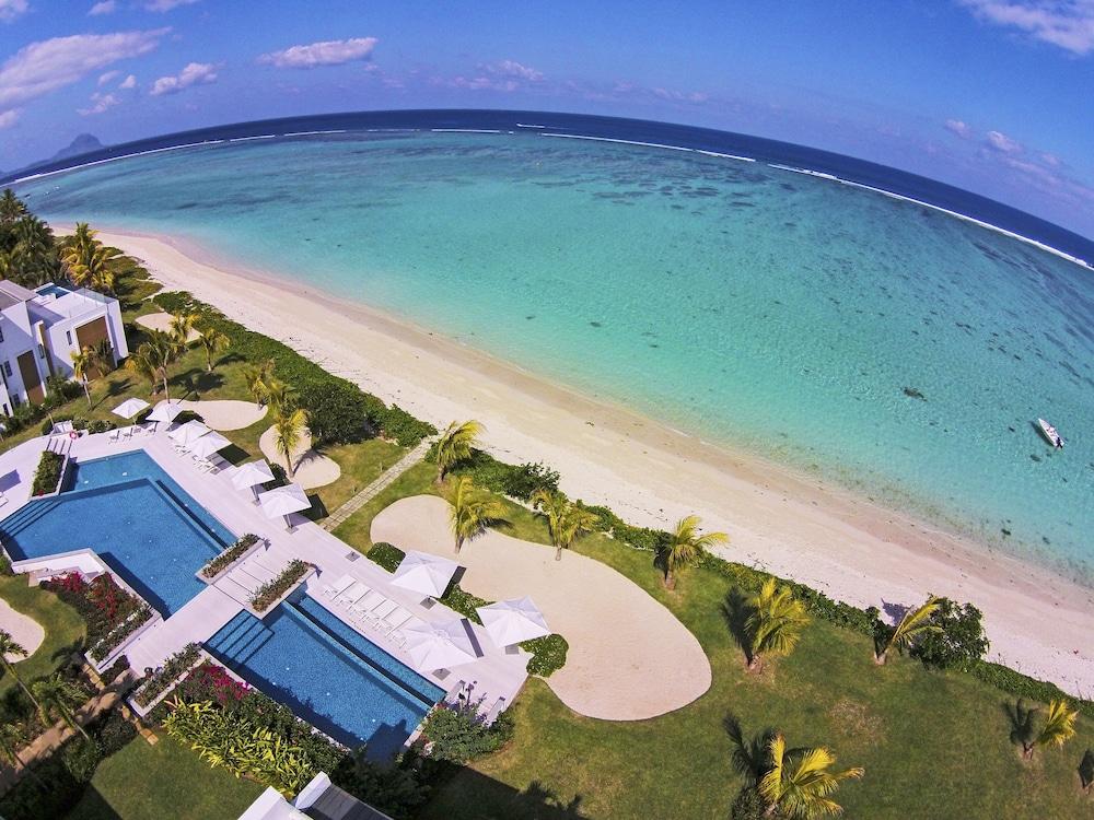 Cap Ouest: Luxury Beachfront Apartment *