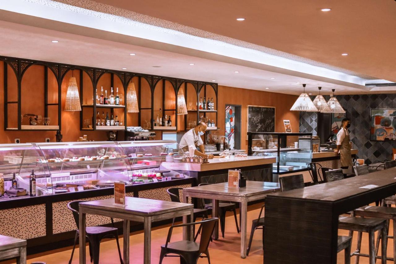 Radisson Blu Azuri & Resort Roches Noires