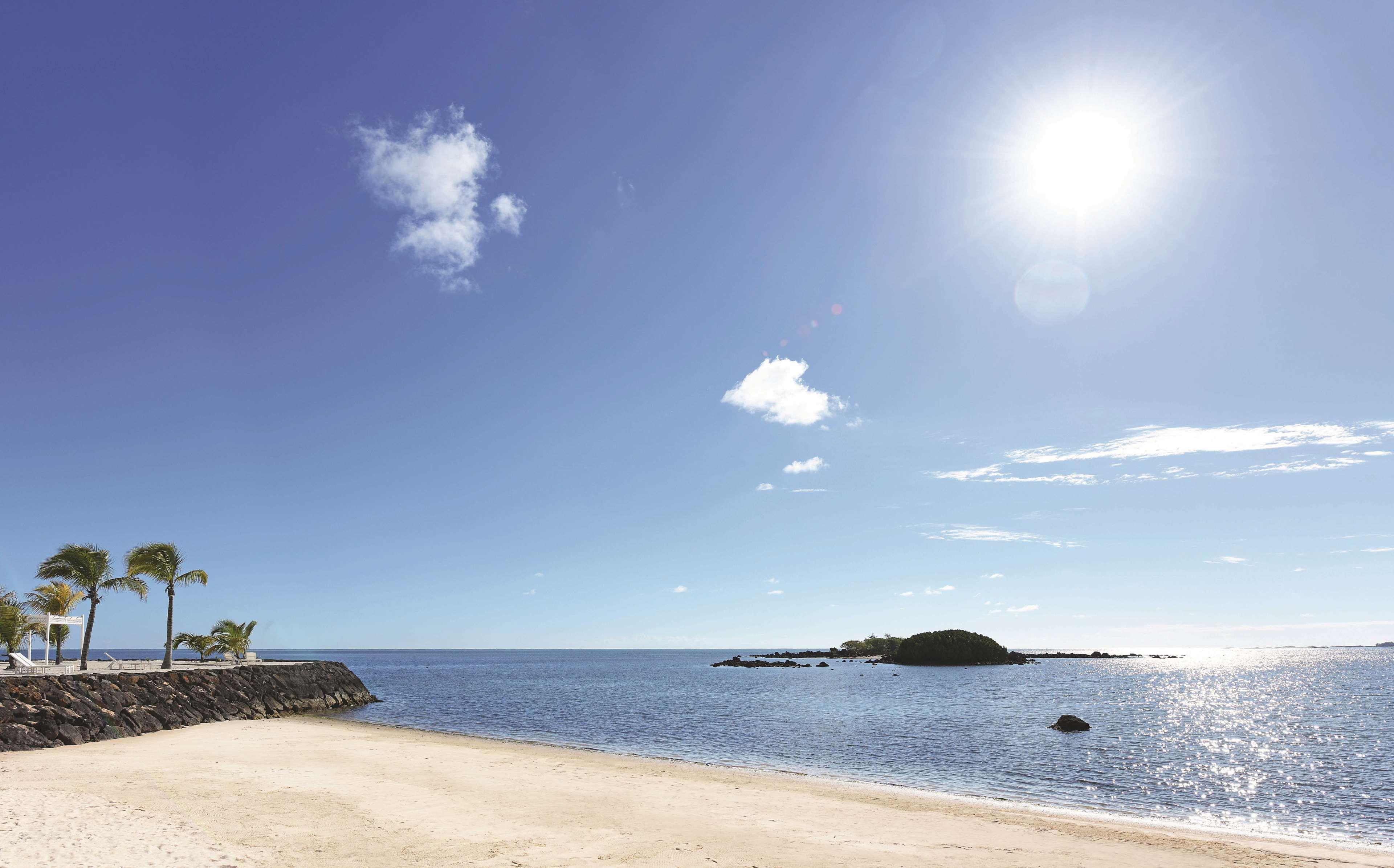 Radisson Blu Azuri & 4* Roches Noires