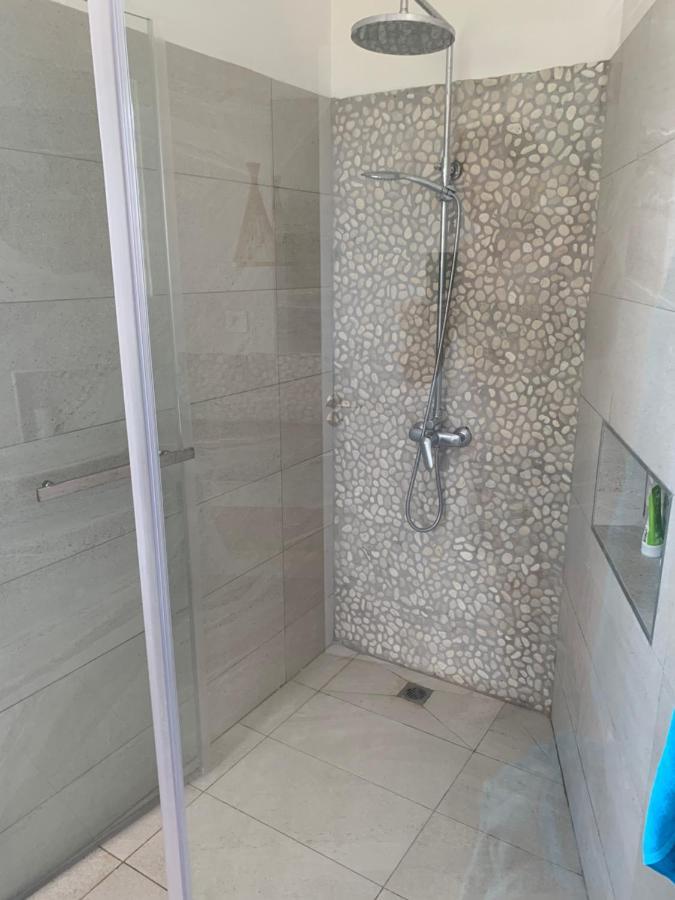 Luxury Beachfront With Private Pool - Jolly's Rock Holiday home Calodyne