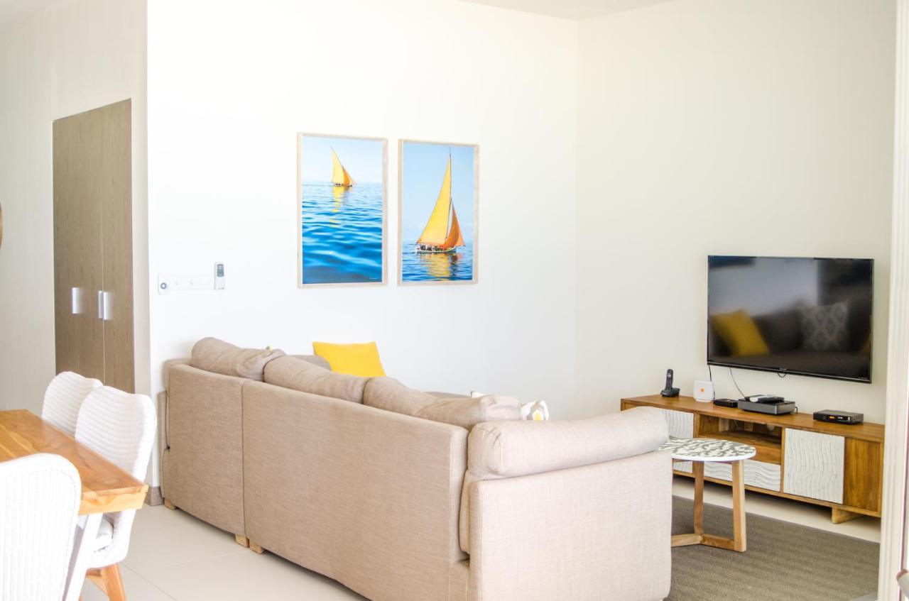 Summer Breeze - Beachfront - 3 Bedrooms *