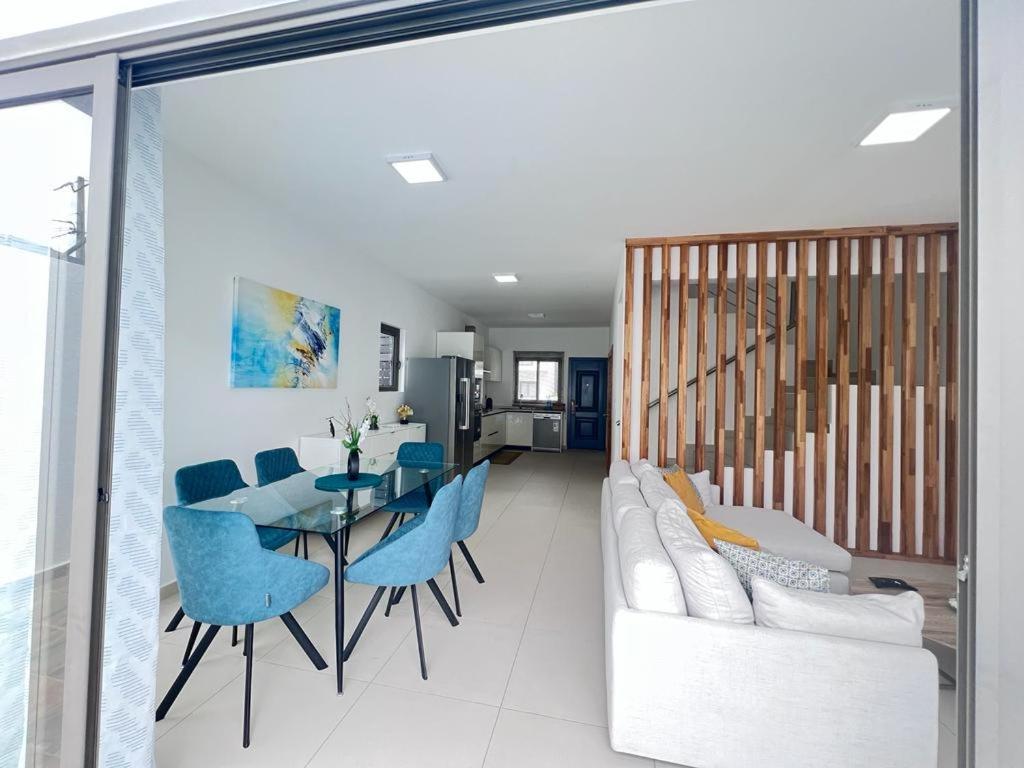 Villa Azure 4 Bedrooms Haven Retreat: Where Tranquility Meets Turquoise Waters, Mauritius Flic en Flac