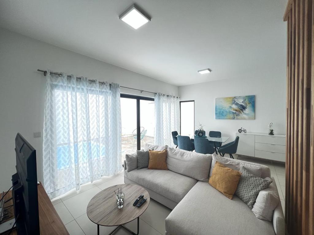 Villa Azure 4 Bedrooms Haven Retreat: Where Tranquility Meets Turquoise Waters, Mauritius Flic en Flac