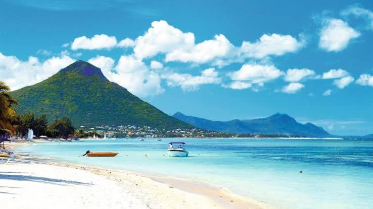 Azure 4 Bedrooms Haven Retreat: Where Tranquility Meets Turquoise Waters, Mauritius Villa Flic en Flac