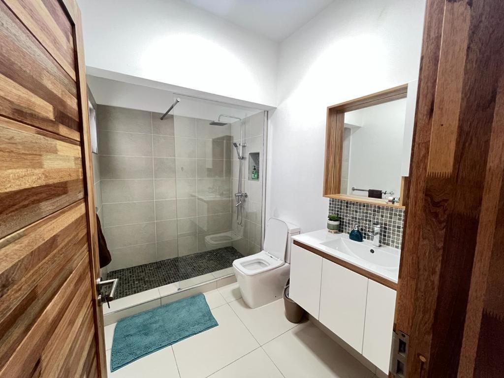 Villa Azure 4 Bedrooms Haven Retreat: Where Tranquility Meets Turquoise Waters, Mauritius Flic en Flac