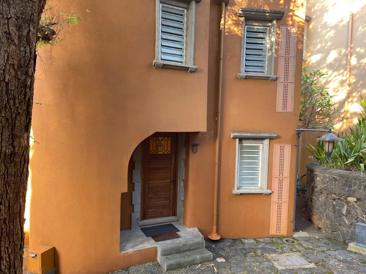 Picturesque Riverside 2-bedroom Ensuite In Port Chambly Villa *