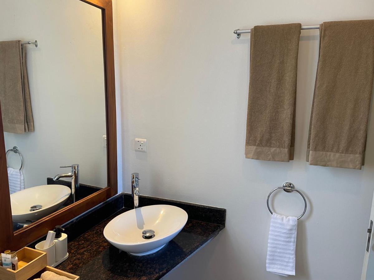 Villa Picturesque Riverside 2-bedroom Ensuite In Port Chambly