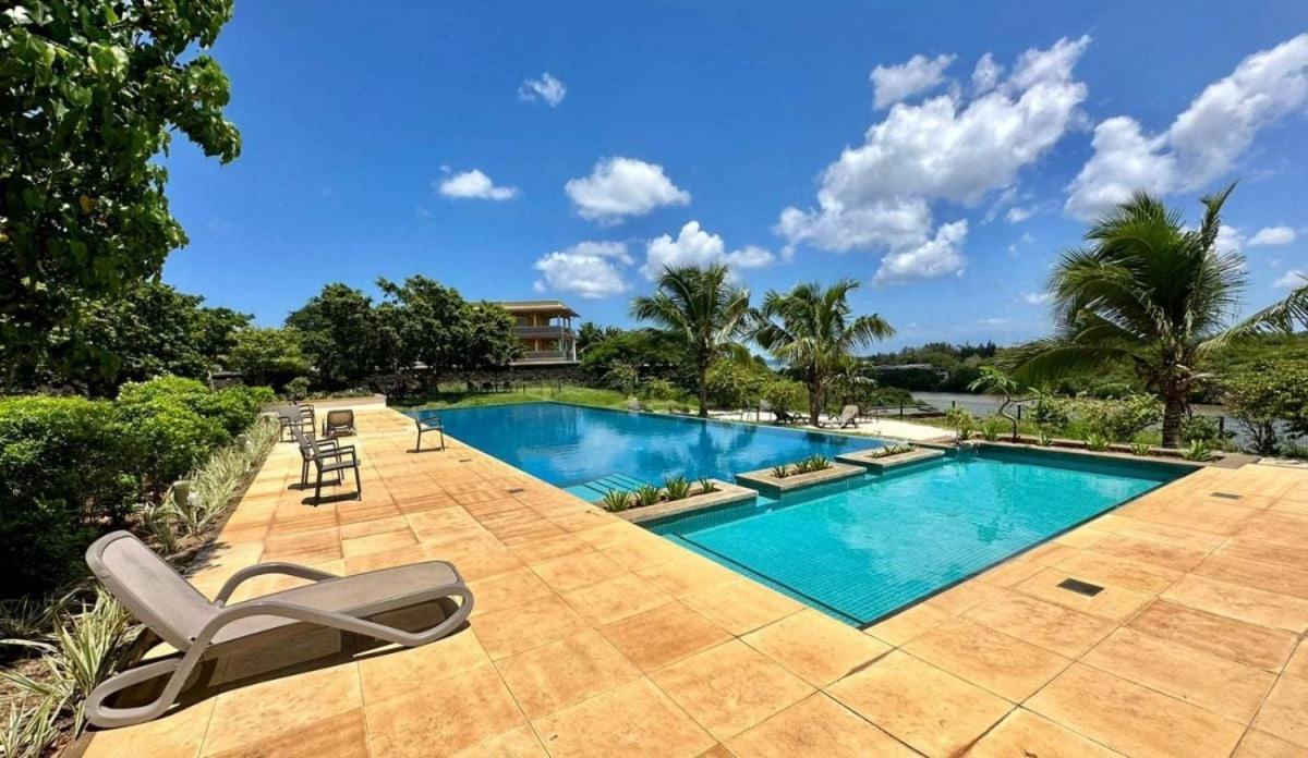 Picturesque Riverside 2-bedroom Ensuite In Port Chambly Villa Terre Rouge (Mauricio)