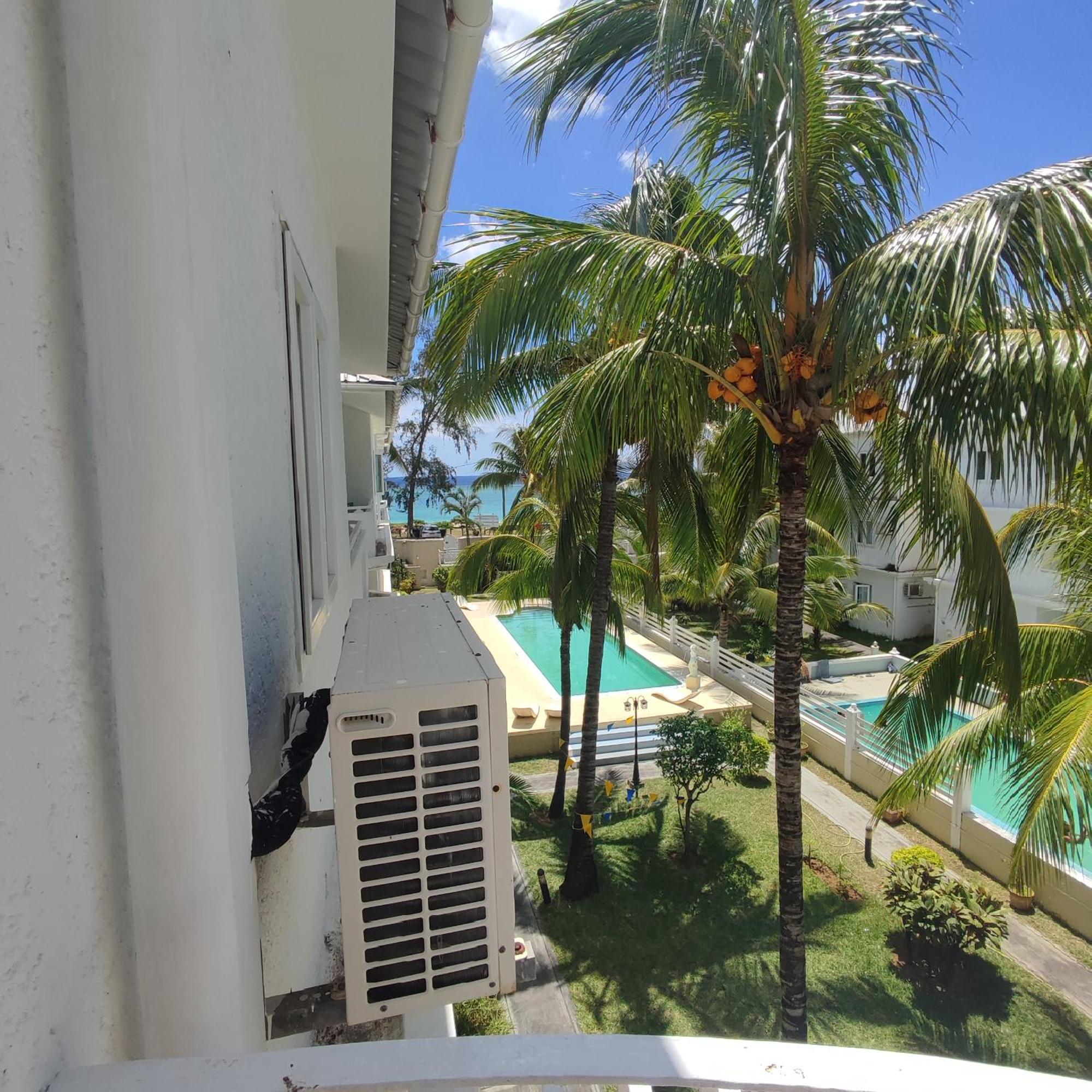 White Apartment Flic en Flac