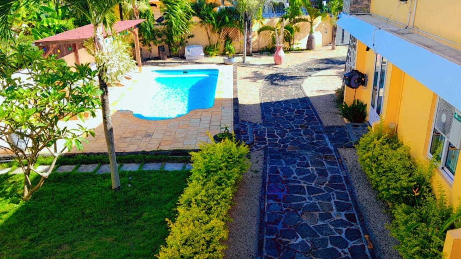 Santa Avec Piscine Et Jardin