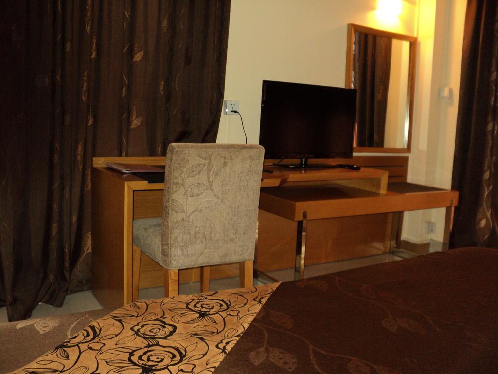 Monalysa St Honore & Apartment