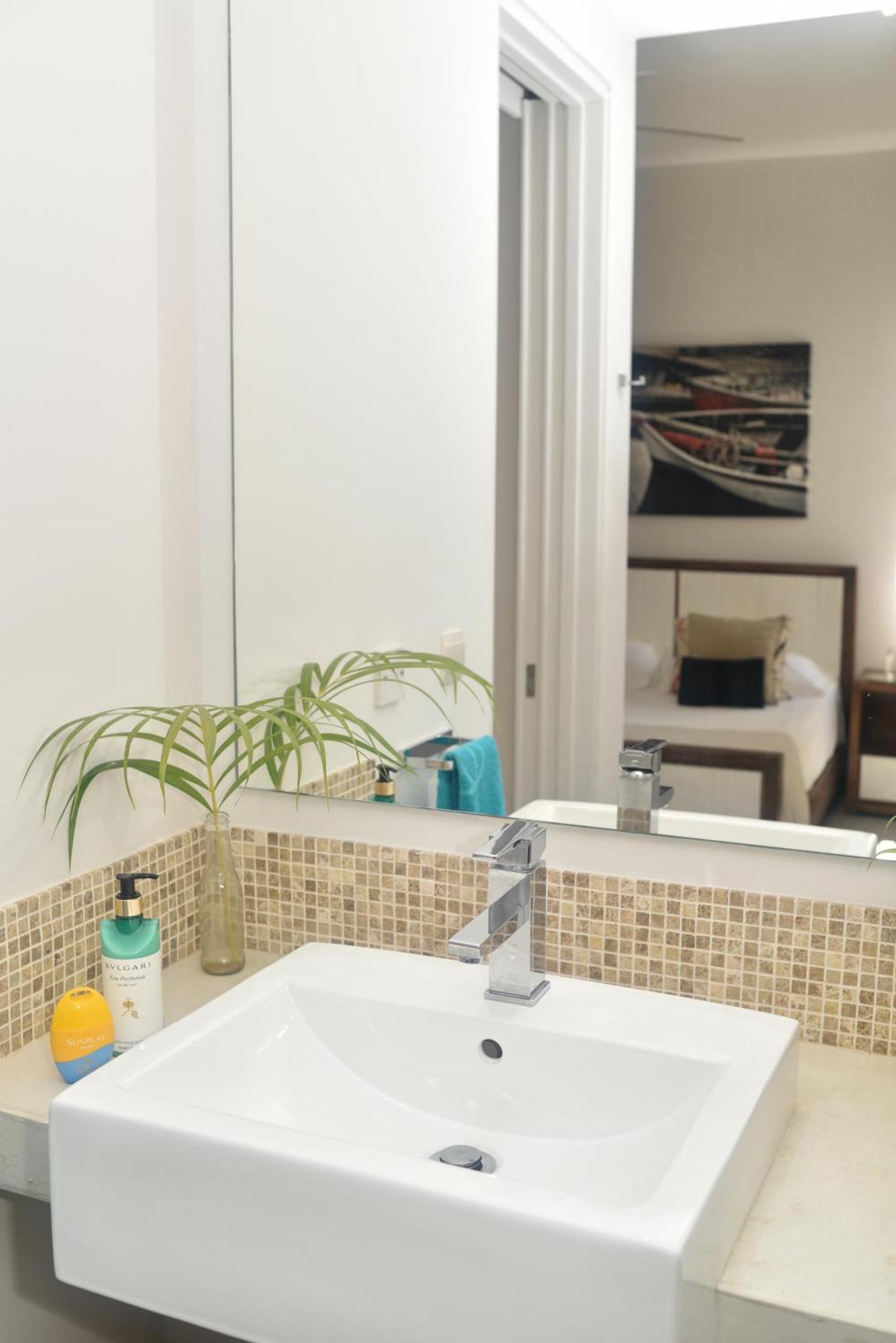 Cap Ouest Beachfront Luxury Penthouse & * Flic en Flac