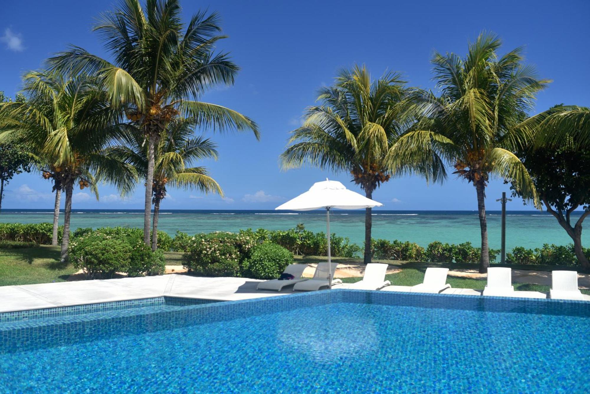 Cap Ouest Beachfront Luxury Penthouse & * Flic en Flac