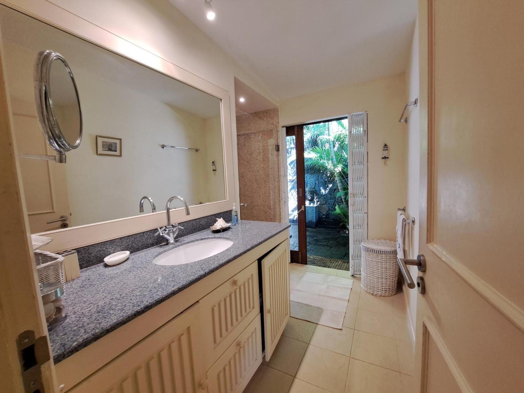 Serenity - Cheerful 2-bedrooms Beachfront Villa. Villa *