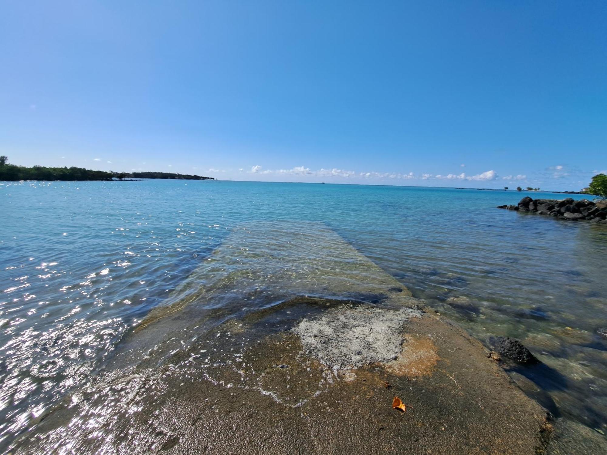 Serenity - Cheerful 2-bedrooms Beachfront Villa. Trou d'Eau Douce