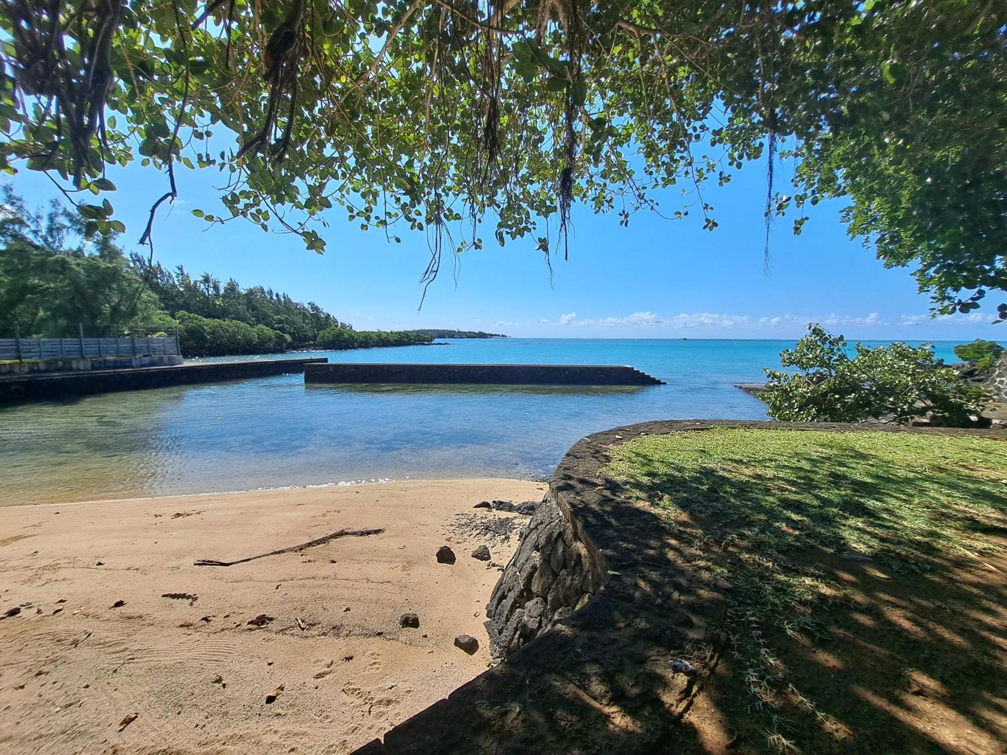 Villa Clair De Lune - Private 2 Bedrooms Beachfront Trou d'Eau Douce