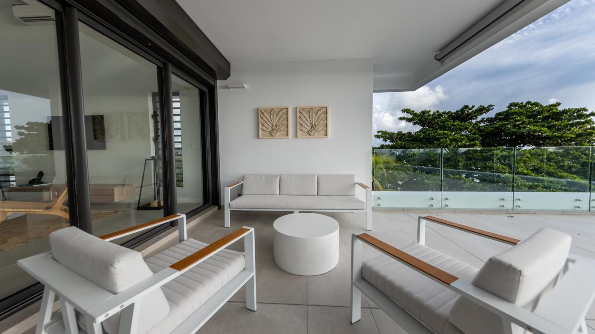 Front Penthouse In Pereybere Apartment