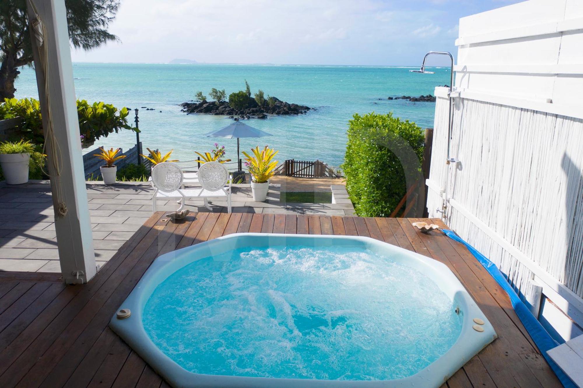 Meerana Cheerful Beachfront With Jacuzzi Holiday home