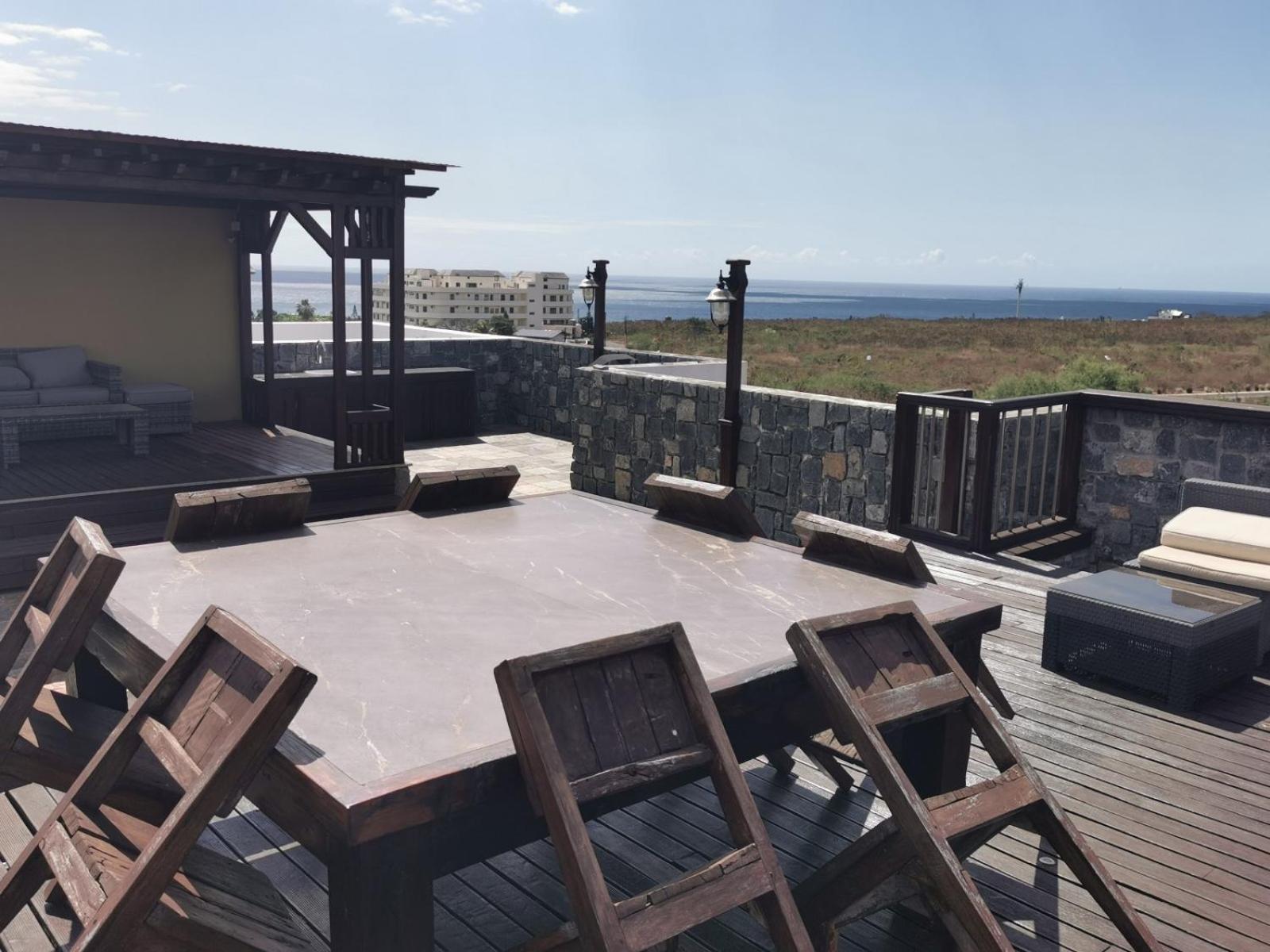 Apartment Deluxe Ocean View Penthouse With Private Roof Deck *