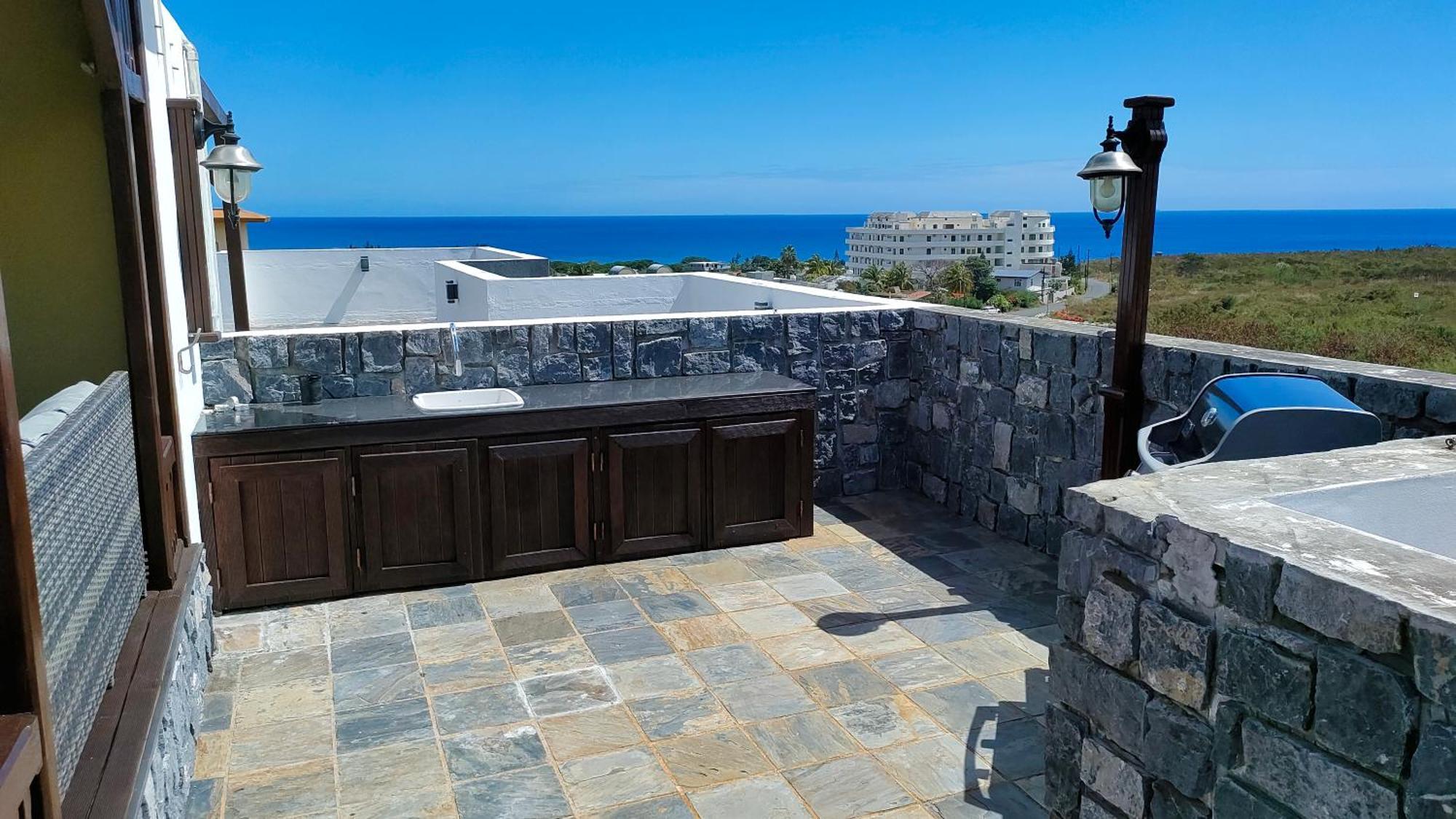 Apartment Deluxe Ocean View Penthouse With Private Roof Deck *