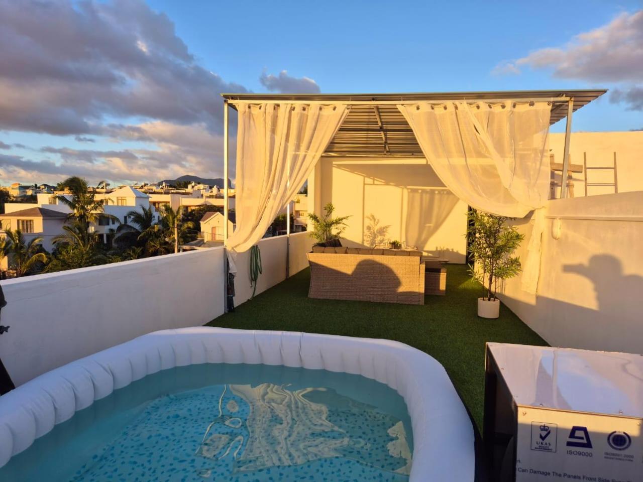 Skyview Apartment- Rooftop Penthouse With Sunset & Sea Views Apartment